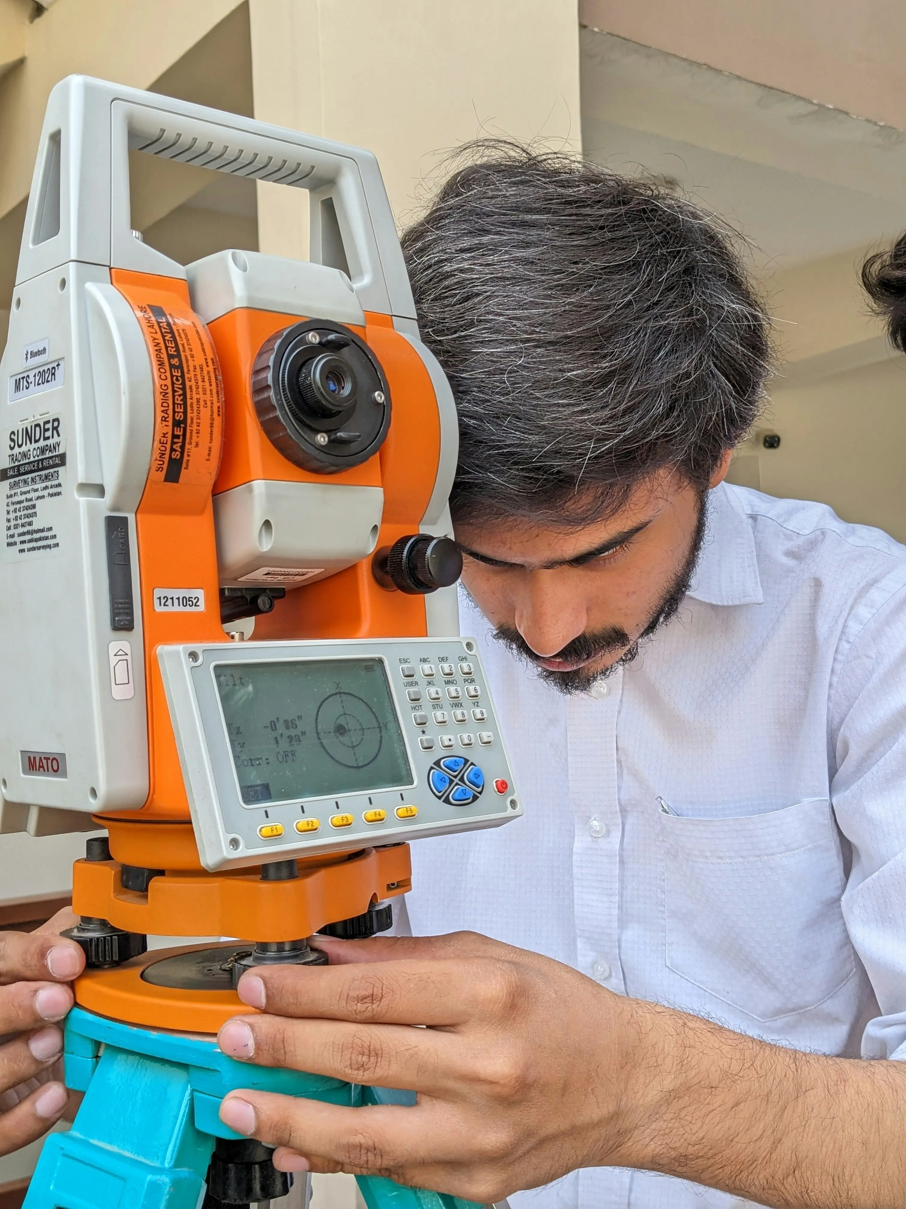 Expert réalisant un diagnostic avant travaux dans un immeuble parisien